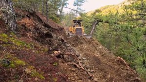 Бульдозер создает дорогу