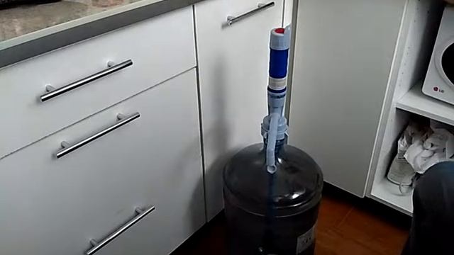 Диспенсер, помпа для воды из бутылки. Для дома и дачи. смотреть онлайн
