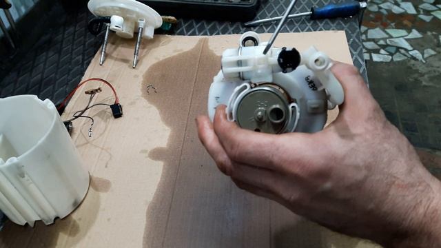 Замена топливного фильтра, бензонасоса на Хендай Солярис. смотреть онлайн