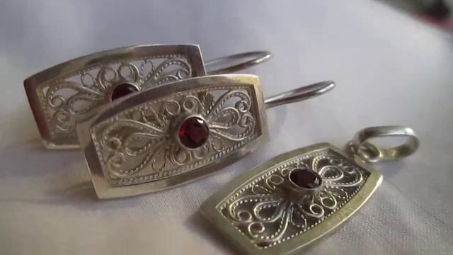 Комплект из серебра с гранатами. Серьги и кулон. Скань. 2017 год. смотреть онлайн