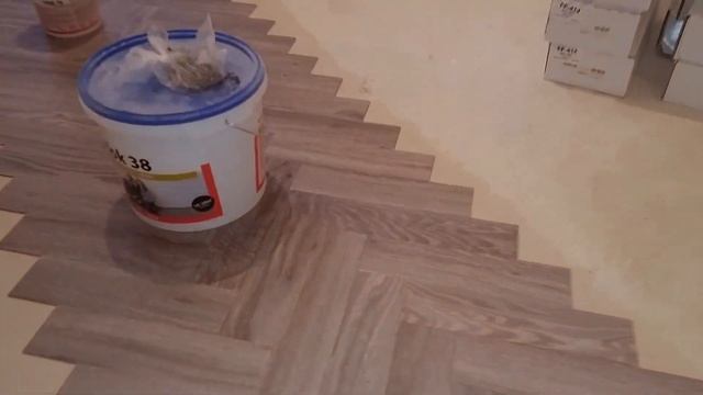 Укладка клеевой ПВХ плитки "Елочкой". FINEFLOOR смотреть онлайн