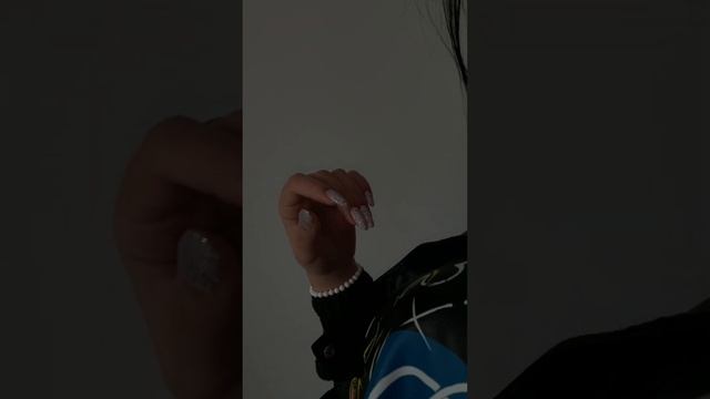 Как делать классные видео ? — расскажет tanyaa_nails Светоотражающий топ / блестящий маникюр / смотреть онлайн