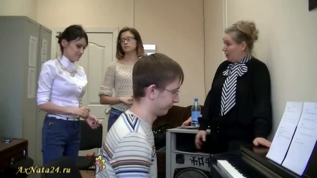 Урок вокала.Распевки.Хроматическая гамма.Пять шагов.Дыхание;Интонация; Позиция смотреть онлайн