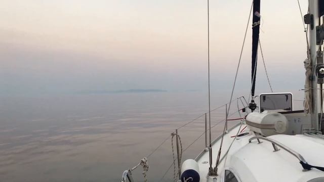 Вечерний туман над морем после жаркого дня смотреть онлайн