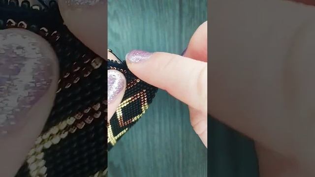 Процесс вязания широкого браслета из бисера смотреть онлайн