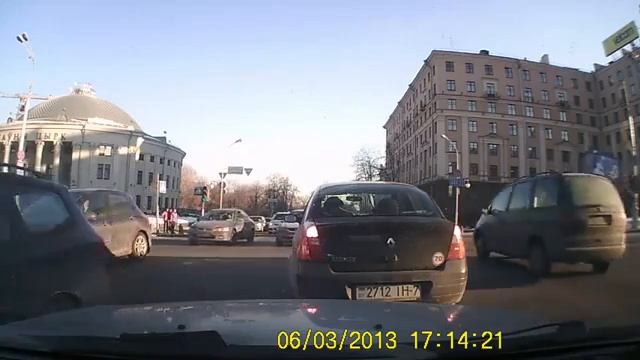 Водитель Samand хотел проскочить, но не успел смотреть онлайн