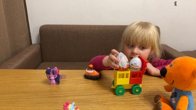 Играем дома: Полина открывает киндер сюрпризы и играет в сказку с игрушками смотреть онлайн