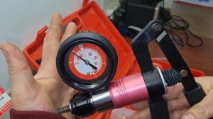 Ручной вакуумный насос ODELIN для автодиагностики.