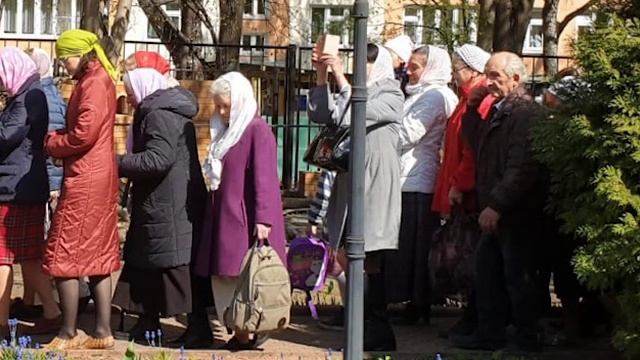 Причастие в Храме Преподобных Зосимы и Савватия смотреть онлайн