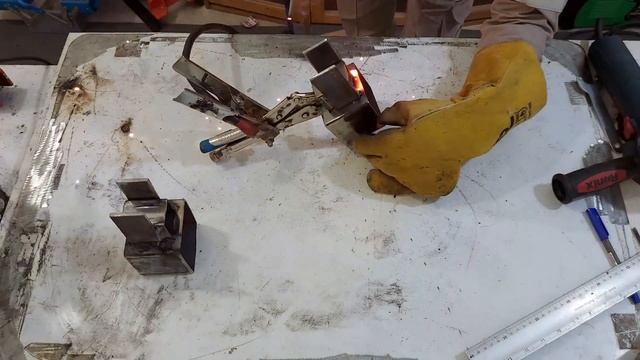 DIY: Sliding Stand for Angle grinder. Cut materials like a piece of cake! смотреть онлайн