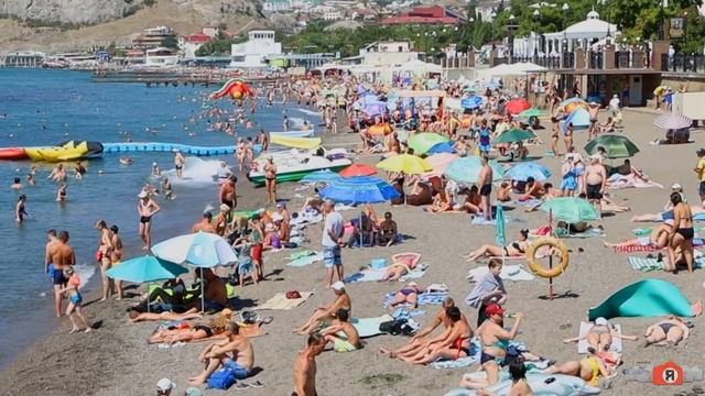 Пляж Высокого курортного сезона. Город Судак в августе 2023 смотреть онлайн