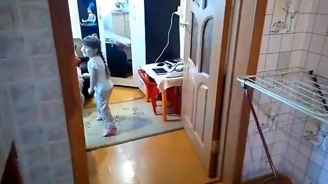 Сколько пыли собирается за день/Прятки-долго ищем папу/06.02.19 смотреть онлайн