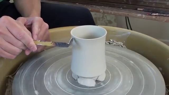 25. Throwing / Making Mugs & Pulling / Attaching Handles with Hsin-Chuen Lin 林新春 馬克杯拉坯修坯接把示範 смотреть онлайн