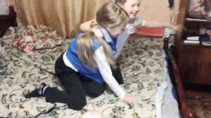 Девочка бьёт мальчика