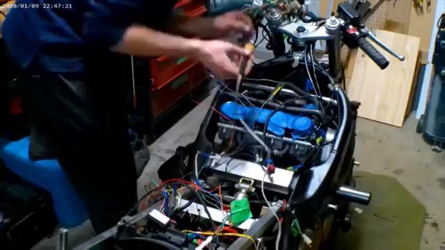 Parts on the Bike 2 | | CBR600 F4 Restoration Part 8 смотреть онлайн