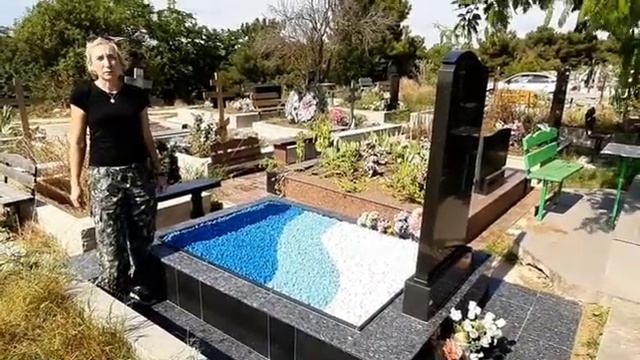 Укладка цветного щебня на захоронение. смотреть онлайн