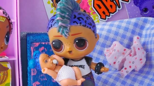 Панки один дома с ребенком! 10 Лайфхаков и поделок для куклы ЛОЛ! Сериал Обмен жизнями Панки и Мари смотреть онлайн