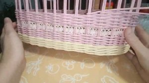Процесс плетения колыбельки из бумажной лозы для куклы