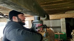 Просел пол в доме. Поднимаю его домкратами