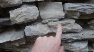 фундамент из старого камня.сланец