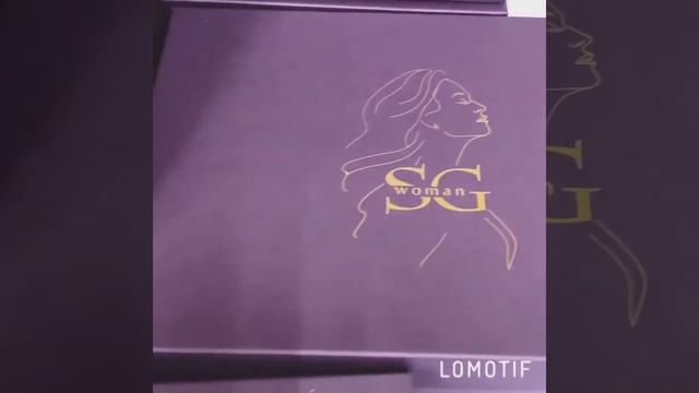 Прямоугольные подарочные коробки с золотым логотипом, нанесённым методом тиснения золотой фольгой.