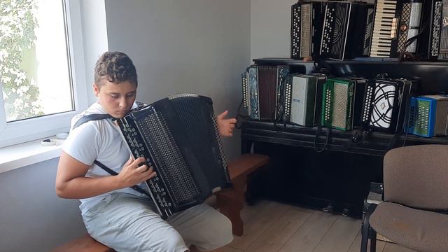 #Михаил_радует_нас_прекрасной_музыкой_на_баяне# смотреть онлайн