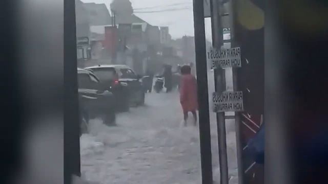 Streams of water carry people down the street! Flash flood hits Yogyakarta, Indonesia смотреть онлайн