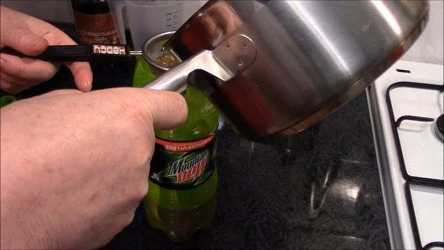 Малосольная скумбрия с ароматом дымка. Как засолить скумбрию. Домашняя засолка скумбрии. смотреть онлайн