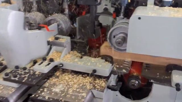 Строгаем и профилируем брусс на Четырехстороннем продольно фрезерном станке QUADRO 418 смотреть онлайн