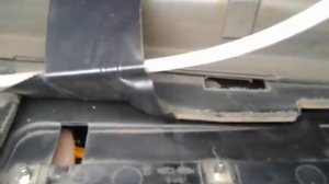 провисание нижнего бардачка шевроле нива (ваз 2123)