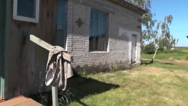Пупков Сергей и Калинников Виталлий колют чурки на дрова в школе. 10. 07. 2018 смотреть онлайн