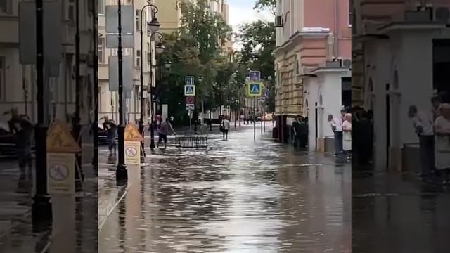 Кадры из Москвы, где второй день льют сильные дожди. смотреть онлайн