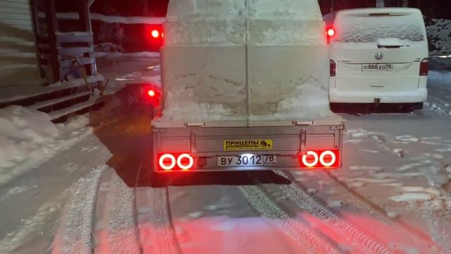Светодиодные фонари на легковом прицепе зимой смотреть онлайн