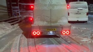 Светодиодные фонари на легковом прицепе зимой