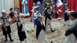 Танец Веселых Пингвинов. Новогодний утренник в средней группе. (видео для развития детей)