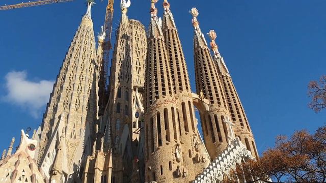 Оливейя позирует на фоне главной достопримечательности Барселоны Саграда Фамилия #sagradafamilia смотреть онлайн