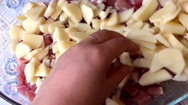 Беру Картошку, мясо и готовлю вкусный ужин! Потрясающий обед или ужин из простых продуктов! смотреть онлайн