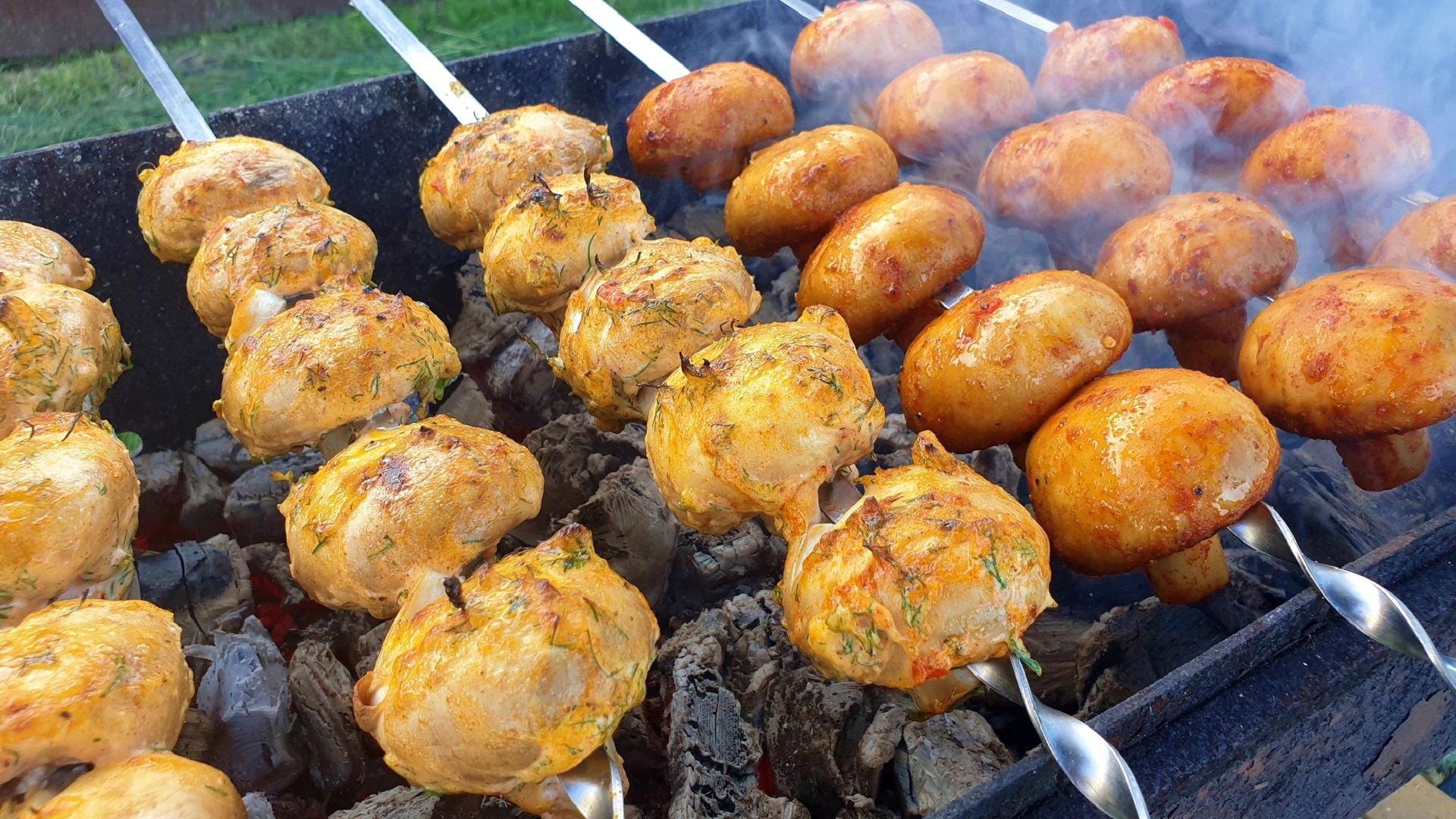 С такими грибами и мяса не надо. Грибы шампиньоны на мангале, вкусный рецепт.