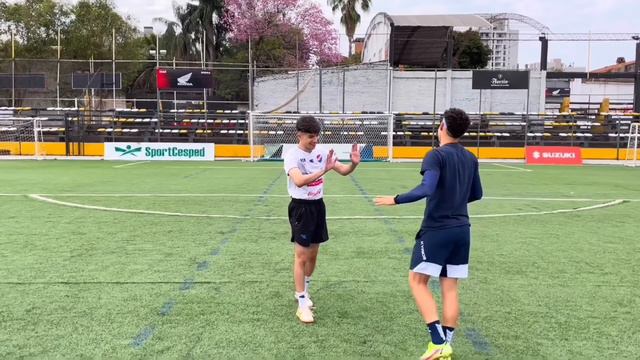 Paragua Espinola JUGADOR DE NACIONAL VS YOUTUBER RETOS DE FUTBOL смотреть онлайн