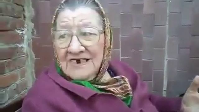 Бабка рассказывает анекдот Нереальный ржач смотреть онлайн