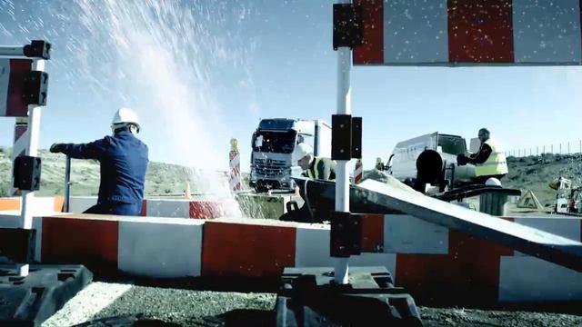 !Official Video! New Mercedes-Benz Actros 2011 [English version, HQ] смотреть онлайн