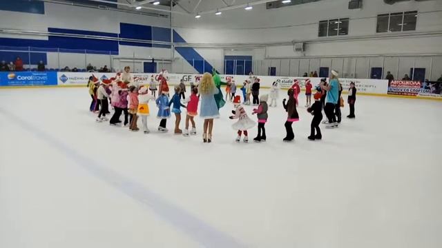 Новогодний хоровод на льду. смотреть онлайн