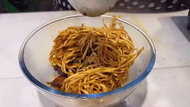 红烧肉搭配面条，猴哥用大铁锅一焖，两口肉一口面，吃的满嘴流油！【胖猴仔】