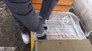 Осмотр пчёл 6 января 2021 зимовка в теплице и сугробе