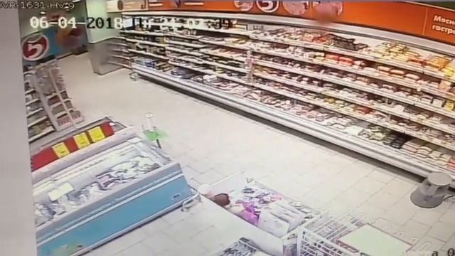 В Пятерочке провалился пол (Казань) смотреть онлайн