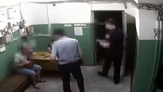 Прокуратура Харькова задерживает полицейских ,которые издевались над людьми! смотреть онлайн