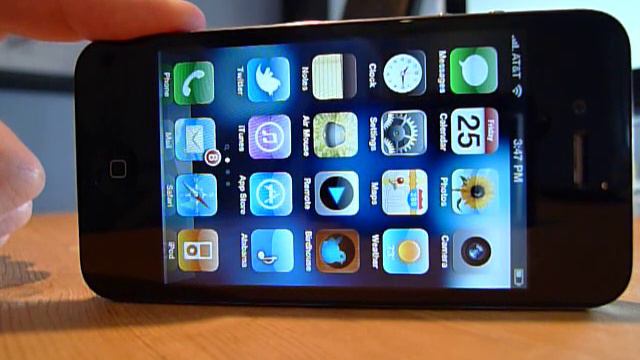 IPhone 4 Antenna Problem Is Caused By A Design Flaw, Not Signal Blockage