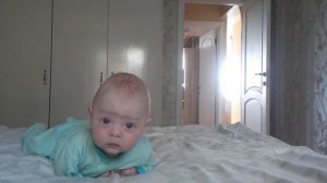 Малыш учится переворачиваться с живота на спину Baby learns to roll over