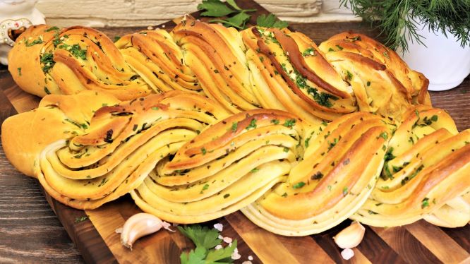 Французы знают толк в хорошем хлебе! Рецепт чесночного хлеба смотреть онлайн