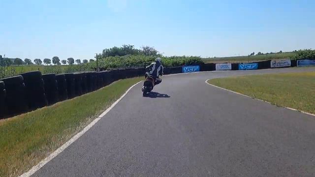 Peugeot Speedfight on a racetrack! смотреть онлайн